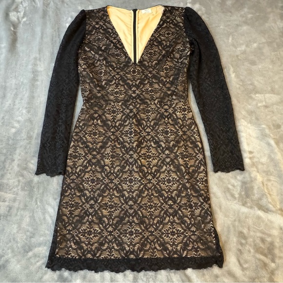 Wilfred Black Lace Dress

#1290 - Picture 2 of 10